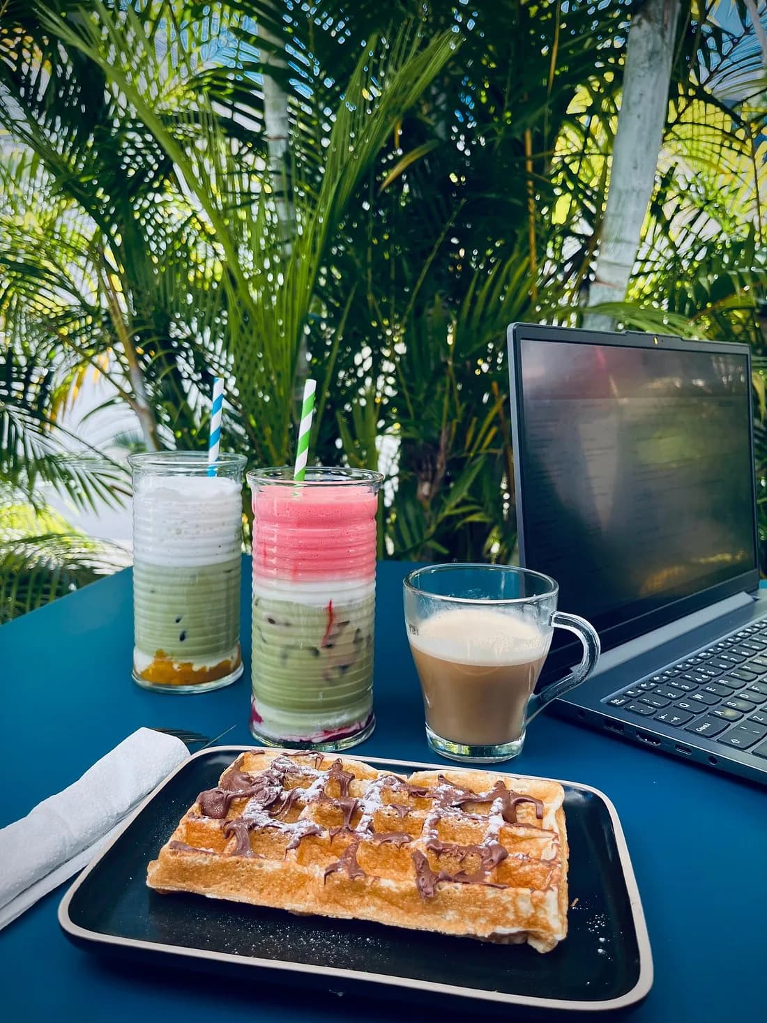 Gaufre gourmande et smoothies colorés