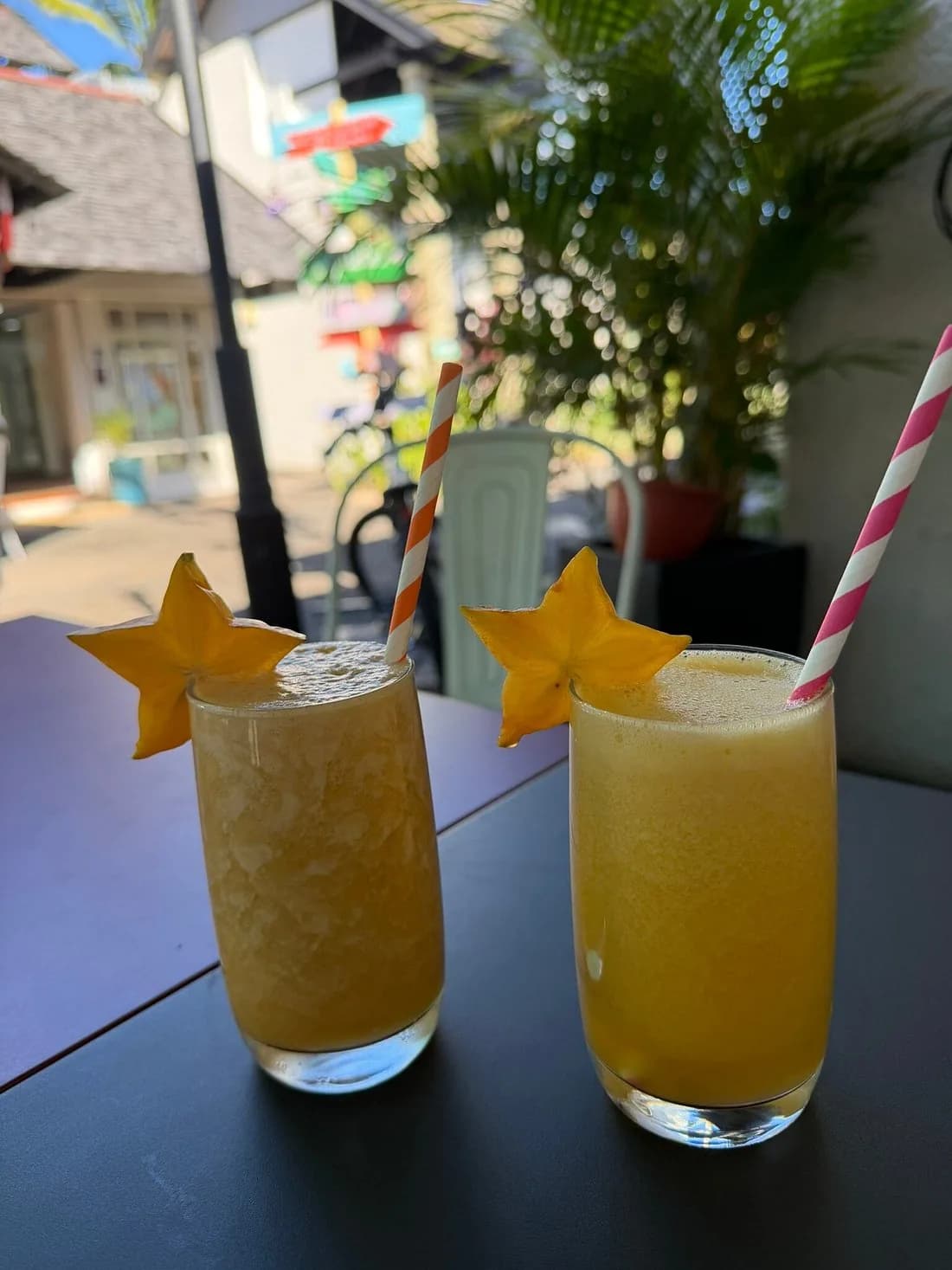 Jus de fruits frais décorés de carambole
