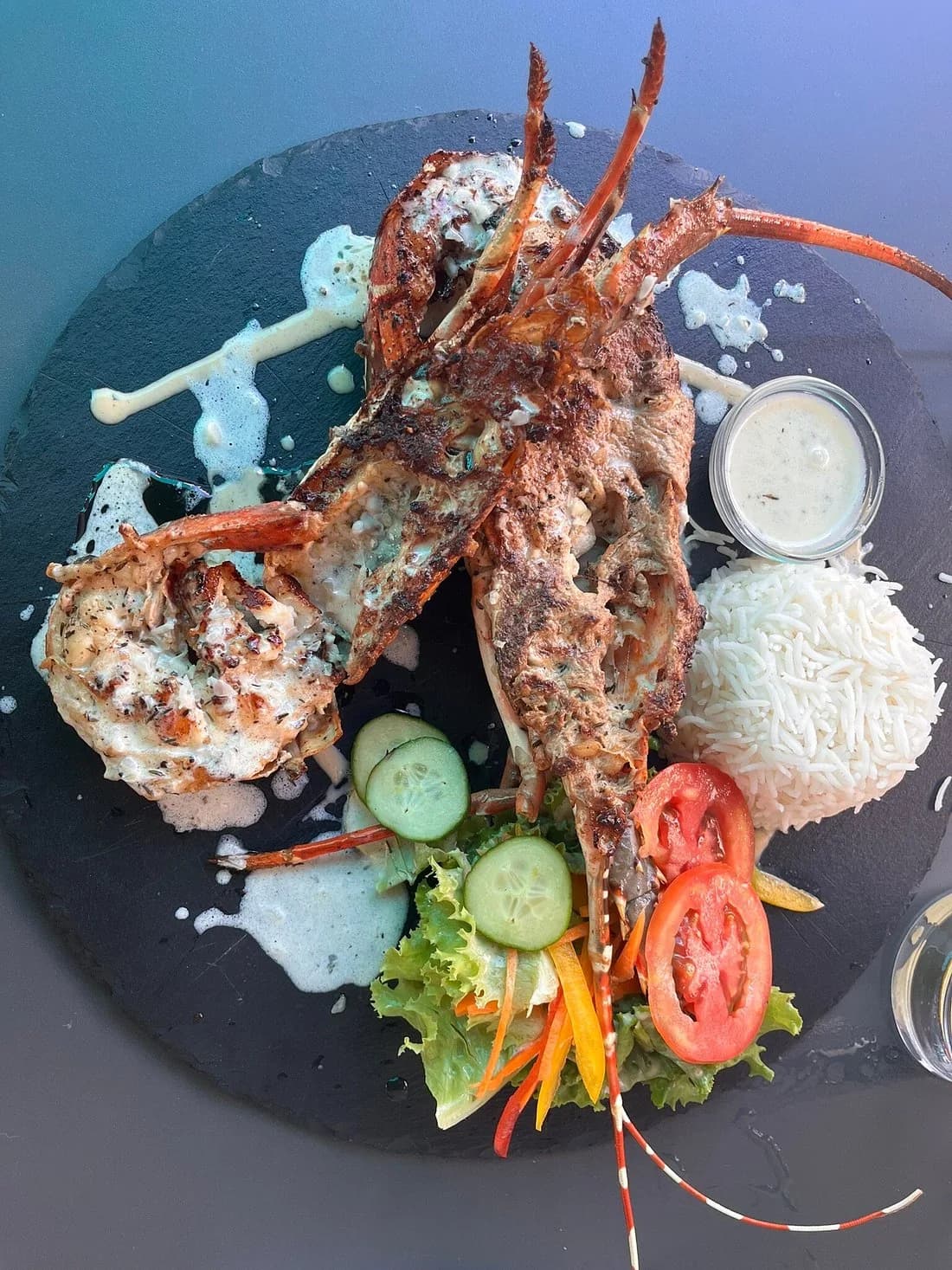 Langouste grillée servie avec riz et crudités