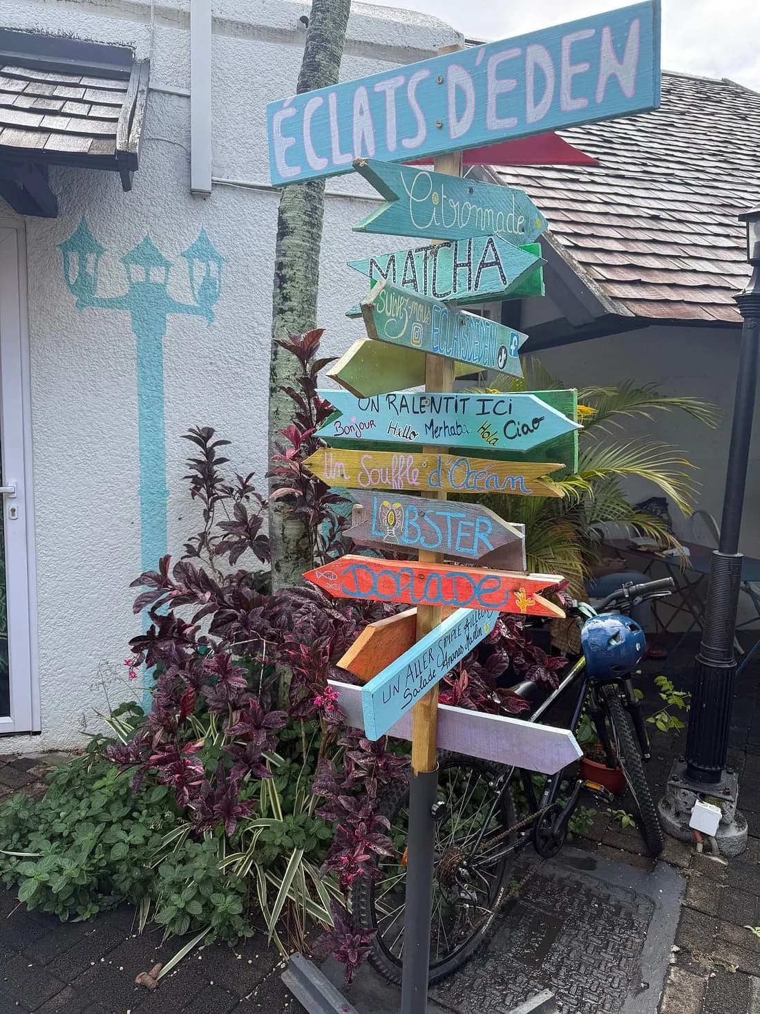 Le panneau de direction coloré à l'entrée