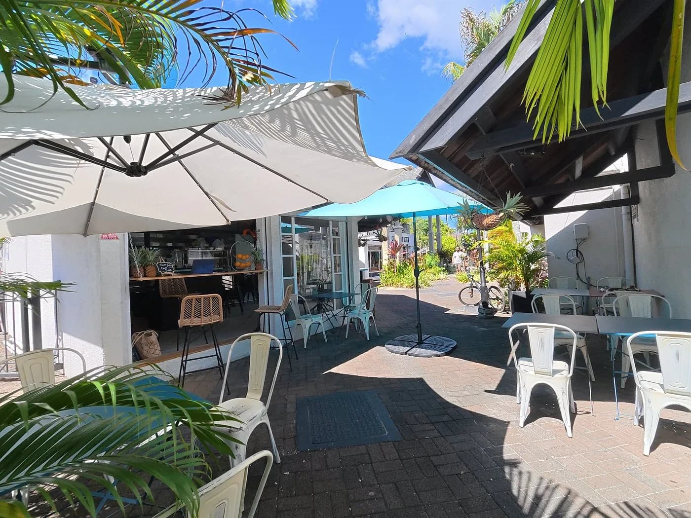 La terrasse et ses parasols turquoise